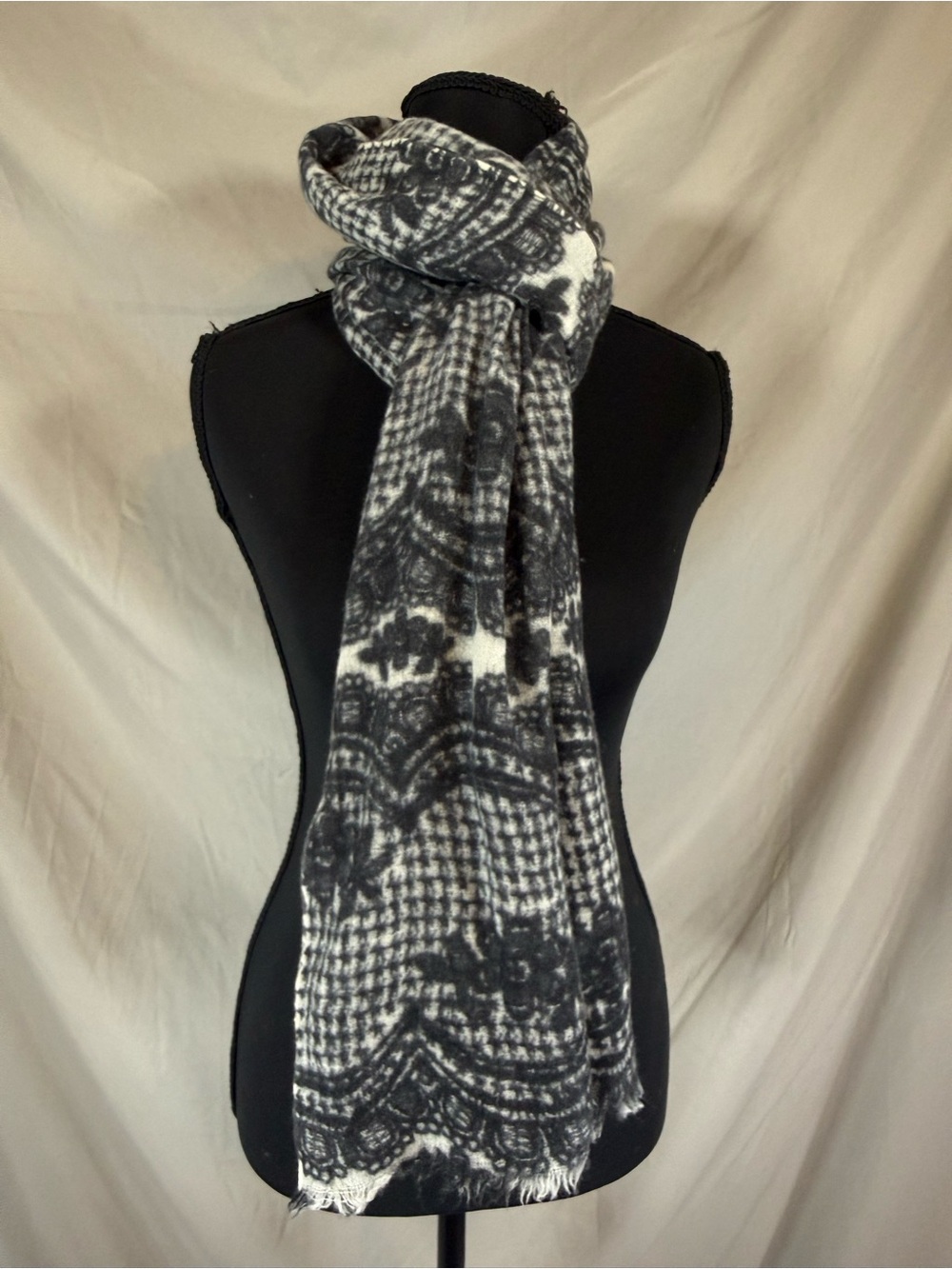 100% Cashmere Lace Print Scarf Wrap - Black & White